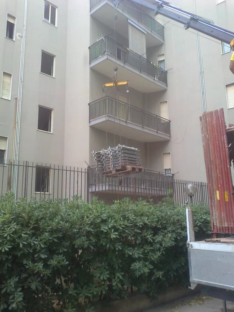 Cantiere Olivieri Siracusa - facciata palazzo con ponteggio prima del restauro